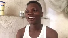 Odtwórz Big Dick Jayt Wet daje ogoloną cipkę poważną loda