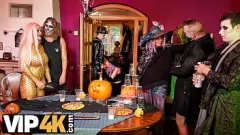 Abspielen Reife Halloween -Party: Ältere Frau wird in Cosplay ungezogen - Versteck und verdammtes Spiel