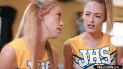 Afspelen Oude coach drietal met petite cheerleaders Khloe Kapri en Kyler Quinn