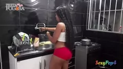 播放 帮助邻居煮辛辣的骆驼脚，而几乎被吃掉了。 Bruninho Bombom＆Hot Black Teen