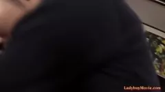 Reproduzir Ladyboy asiático Aris fica molhado e selvagem com Handjob e Frottage