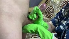 تشغيل القذارة الساخنة تسحب مدربها حتى يقوم بمهاجمة لها