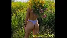 Riproduci Porno popolare, una signorina con bei fronti moderati cammina nella natura brevemente bauli e una maglia. anna grammo molecola