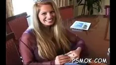 Reproduzir A saia provocante adora relógio solo com cigarro