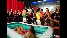 Redare Lesbo sunt culcate să se așeze neasistate și umede în porno exterioare anormale