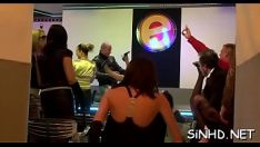 Redare Bărbații ademenți și frumusețile au o bucurie pasională de grup