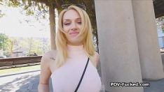 播放 Bosomy emma 很快就在市民中退缩了