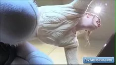 Afspelen Schattige blonde adolescent alana neukt haar poesje met een rap-dildo-spreuk