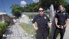 Afspelen Politie zwart maken - agenten Maggie Putting Green en Joslyn reageren overstuur van huishoudelijke hulp